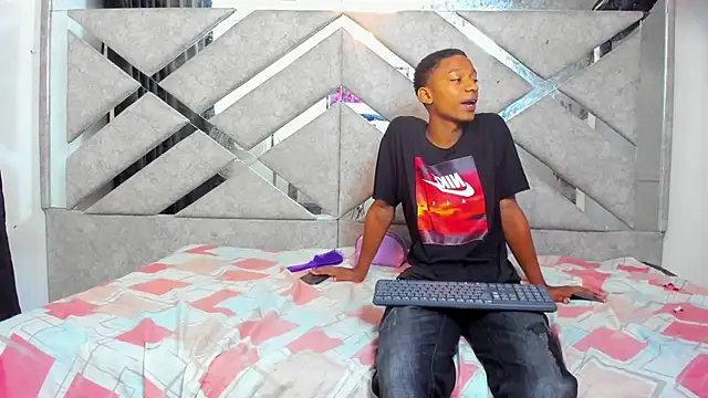 EvaxEmma online show from February 2025 12:50:01 PM