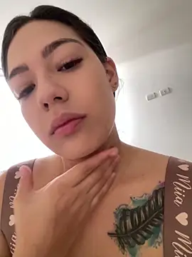 Latina vanessa online show from December 2025 01:39:01 PM