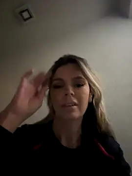 Snapshot of EvaDiamondXX chatting on November 2025 03:56:02 PM EvaDiamondXX online show from November 2025 03:56:02 PM