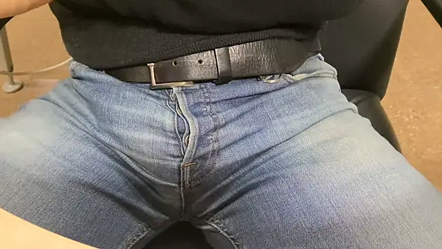 Snapshot of alessandroman2114 chatting on February 2025 05:39:01 PM alessandroman2114 online show from February 2025 05:39:01 PM