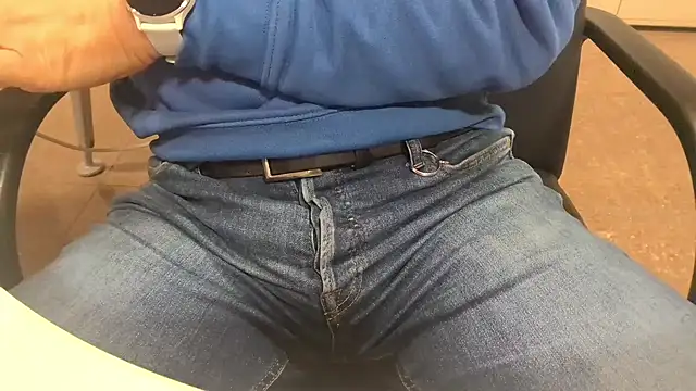 Snapshot of alessandroman2114 chatting on November 2025 05:23:01 PM alessandroman2114 online show from November 2025 05:23:01 PM