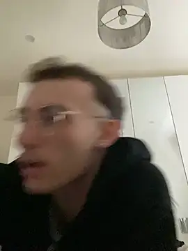 Snapshot of LaMaterialista chatting on April 2026 12:05:02 PM LaMaterialista online show from April 2026 12:05:02 PM