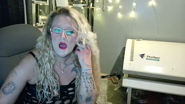 Snapshot of Lisalovely6981 chatting on January 2025 09:43:02 AM Lisalovely6981 online show from January 2025 09:43:02 AM