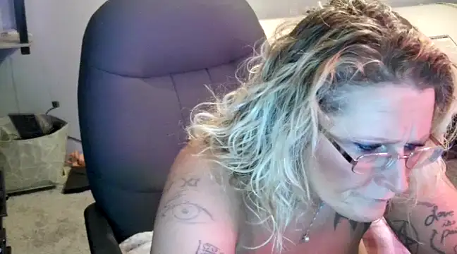 Snapshot of Lisalovely6981 chatting on January 2025 12:27:02 PM Lisalovely6981 online show from January 2025 12:27:02 PM