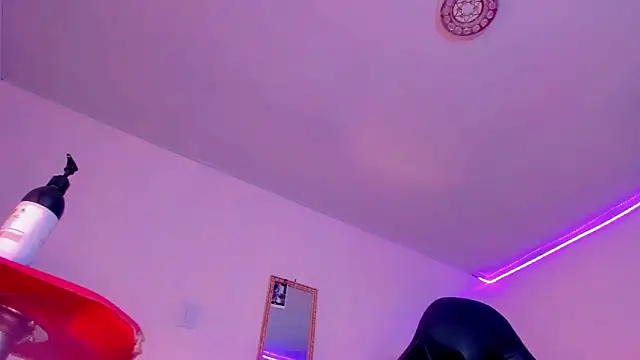 naomy  xx online show from March 2025 07:06:01 PM