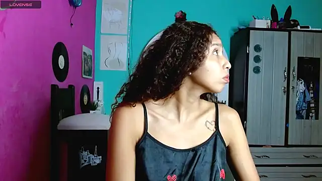 Snapshot of sensitive_brunette chatting on October 2025 11:56:02 PM sensitive brunette online show from October 2025 11:56:02 PM