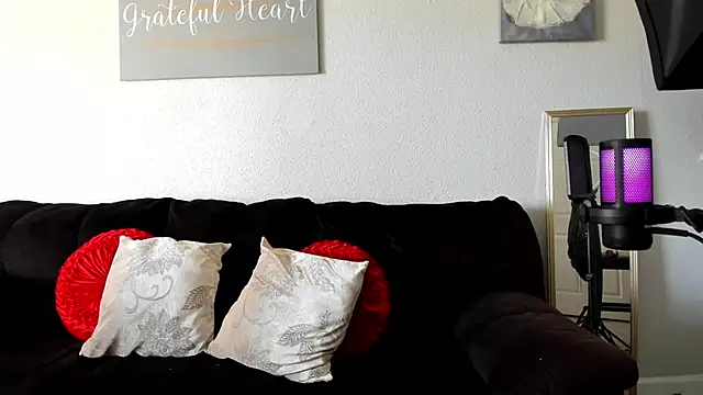 yiauana online show from March 2025 09:03:01 PM