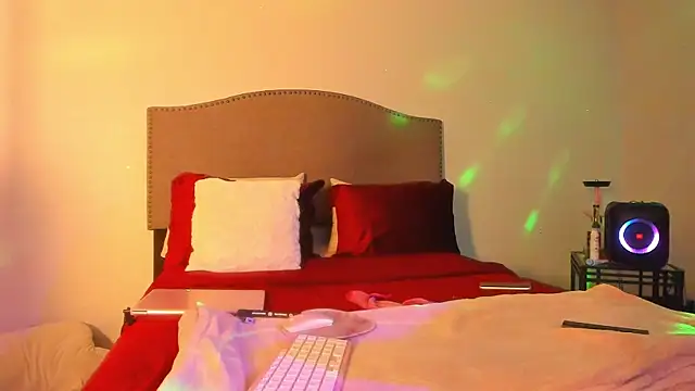 yiauana online show from December 2025 03:22:01 AM