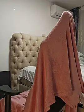 AvaLloyd online show from December 2025 03:02:01 AM