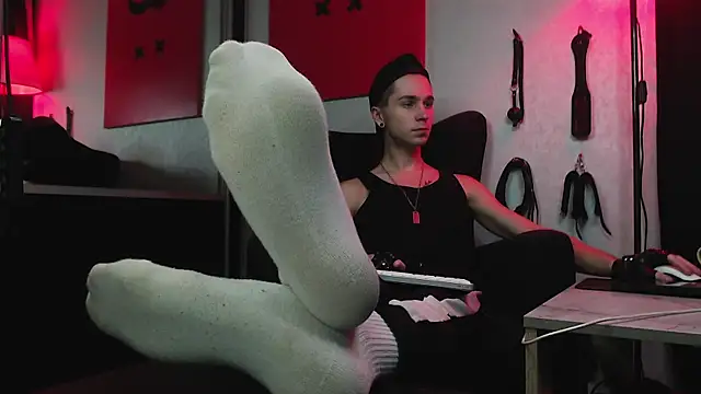 Joseph  Quinn online show from January 2025 02:50:01 PM