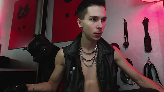 Joseph  Quinn online show from January 2025 10:49:02 AM