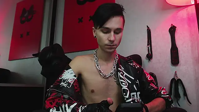 Joseph  Quinn online show from January 2025 12:39:01 PM