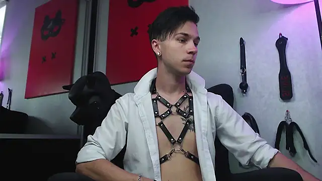 Joseph  Quinn online show from February 2025 08:16:01 AM