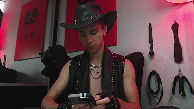 Joseph  Quinn online show from February 2025 08:17:01 AM