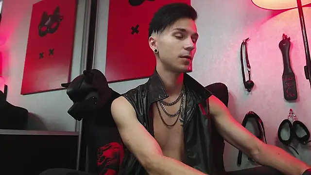 Joseph  Quinn online show from March 2025 08:52:02 AM