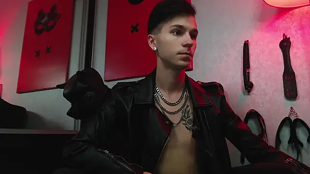 Joseph  Quinn online show from March 2025 07:33:02 AM