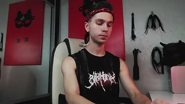 Joseph  Quinn online show from September 2025 08:49:01 AM