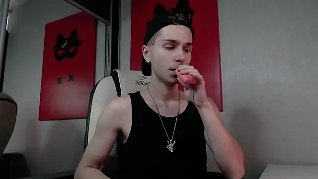 Joseph  Quinn online show from September 2025 12:50:02 PM