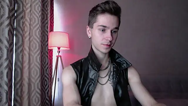 Joseph  Quinn online show from October 2025 08:22:01 AM