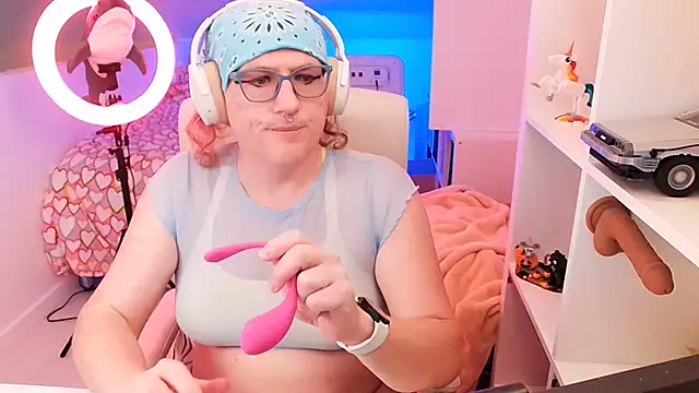 Snapshot of TransCayenne chatting on November 2025 06:53:01 PM TransCayenne online show from November 2025 06:53:01 PM