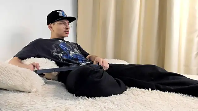 Snapshot of a_lejandro_0_8 chatting on December 2024 04:10:02 AM a lejandro 0 8 online show from December 2024 04:10:02 AM