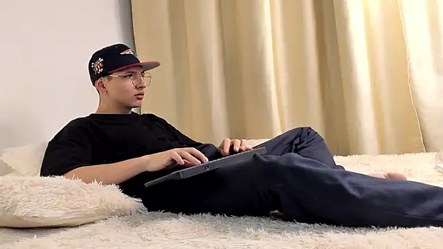 Snapshot of a_lejandro_0_8 chatting on December 2024 04:42:01 AM a lejandro 0 8 online show from December 2024 04:42:01 AM