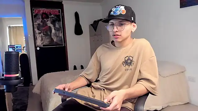 Snapshot of a_lejandro_0_8 chatting on December 2024 04:07:02 PM a lejandro 0 8 online show from December 2024 04:07:02 PM