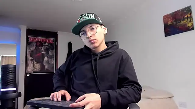 Snapshot of a_lejandro_0_8 chatting on December 2024 02:33:01 PM a lejandro 0 8 online show from December 2024 02:33:01 PM