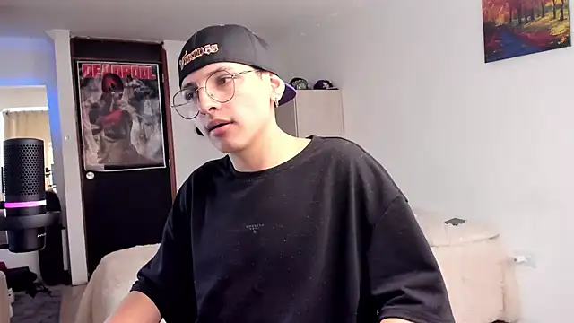 Snapshot of a_lejandro_0_8 chatting on December 2024 07:03:02 PM a lejandro 0 8 online show from December 2024 07:03:02 PM