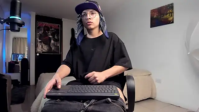 Snapshot of a_lejandro_0_8 chatting on December 2024 04:15:02 AM a lejandro 0 8 online show from December 2024 04:15:02 AM