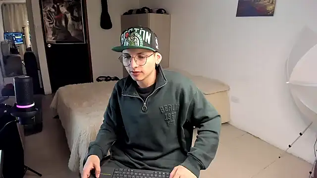 Snapshot of a_lejandro_0_8 chatting on December 2024 01:06:02 AM a lejandro 0 8 online show from December 2024 01:06:02 AM