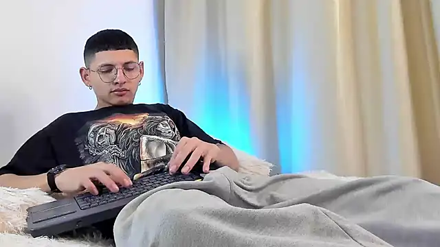 Snapshot of a_lejandro_0_8 chatting on December 2024 03:15:02 AM a lejandro 0 8 online show from December 2024 03:15:02 AM