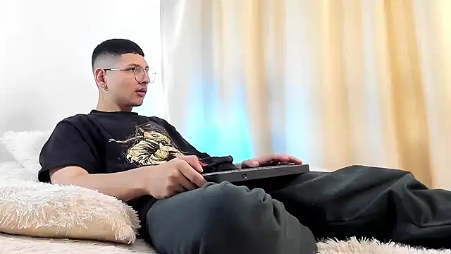 Snapshot of a_lejandro_0_8 chatting on December 2024 07:40:02 PM a lejandro 0 8 online show from December 2024 07:40:02 PM