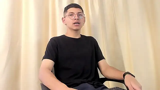 Snapshot of a_lejandro_0_8 chatting on January 2025 02:44:01 PM a lejandro 0 8 online show from January 2025 02:44:01 PM