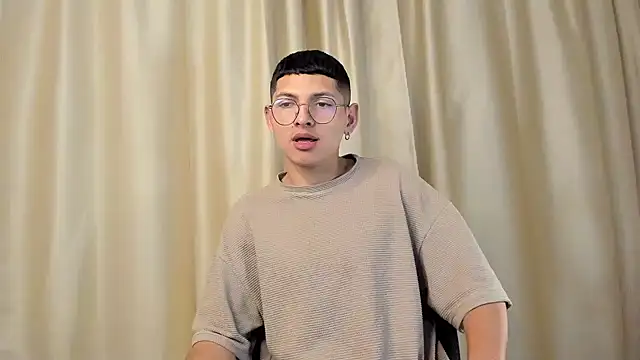 Snapshot of a_lejandro_0_8 chatting on January 2025 05:05:01 AM a lejandro 0 8 online show from January 2025 05:05:01 AM