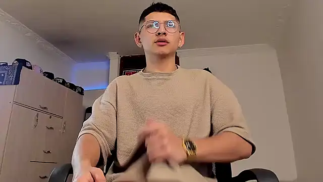 Snapshot of a_lejandro_0_8 chatting on January 2025 10:19:01 PM a lejandro 0 8 online show from January 2025 10:19:01 PM