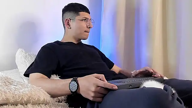 Snapshot of a_lejandro_0_8 chatting on January 2025 04:41:01 AM a lejandro 0 8 online show from January 2025 04:41:01 AM