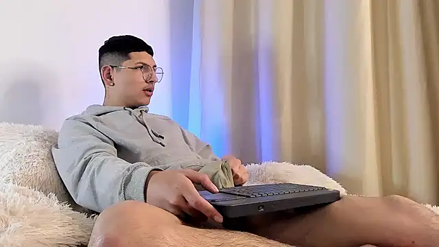 Snapshot of a_lejandro_0_8 chatting on January 2025 04:20:01 AM a lejandro 0 8 online show from January 2025 04:20:01 AM