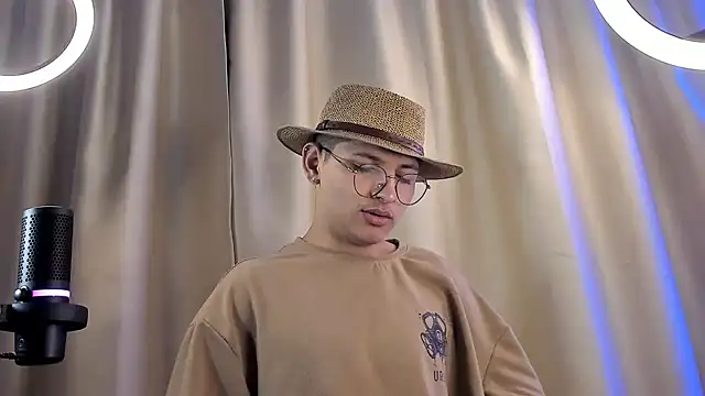 Snapshot of a_lejandro_0_8 chatting on February 2025 07:07:02 AM a lejandro 0 8 online show from February 2025 07:07:02 AM