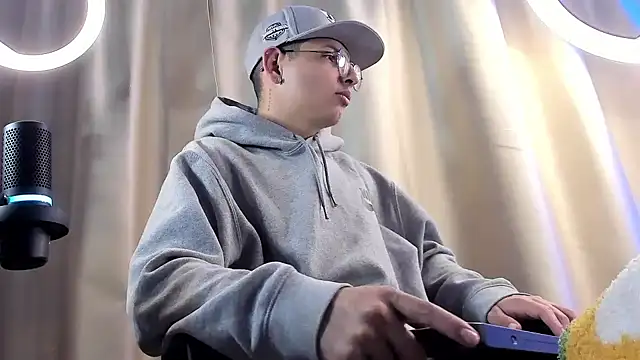 Snapshot of a_lejandro_0_8 chatting on February 2025 01:04:02 AM a lejandro 0 8 online show from February 2025 01:04:02 AM