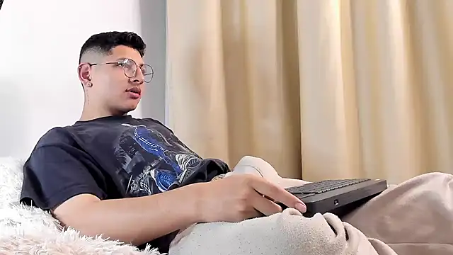 Snapshot of a_lejandro_0_8 chatting on February 2025 06:33:01 AM a lejandro 0 8 online show from February 2025 06:33:01 AM