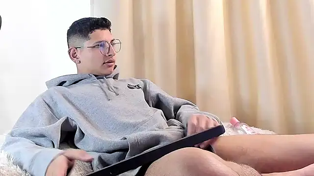 Snapshot of a_lejandro_0_8 chatting on February 2025 01:03:02 PM a lejandro 0 8 online show from February 2025 01:03:02 PM