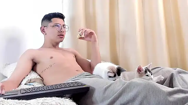 Snapshot of a_lejandro_0_8 chatting on February 2025 03:21:02 PM a lejandro 0 8 online show from February 2025 03:21:02 PM