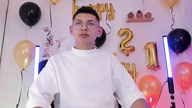 Snapshot of a_lejandro_0_8 chatting on February 2025 10:58:01 PM a lejandro 0 8 online show from February 2025 10:58:01 PM