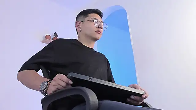 Snapshot of a_lejandro_0_8 chatting on February 2025 05:13:01 AM a lejandro 0 8 online show from February 2025 05:13:01 AM