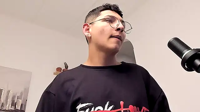 Snapshot of a_lejandro_0_8 chatting on March 2025 10:10:02 PM a lejandro 0 8 online show from March 2025 10:10:02 PM