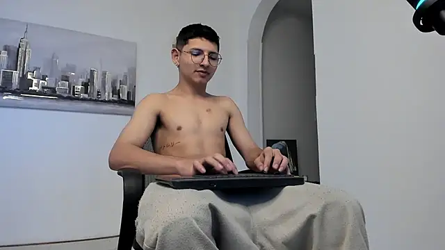 Snapshot of a_lejandro_0_8 chatting on March 2025 05:28:01 AM a lejandro 0 8 online show from March 2025 05:28:01 AM