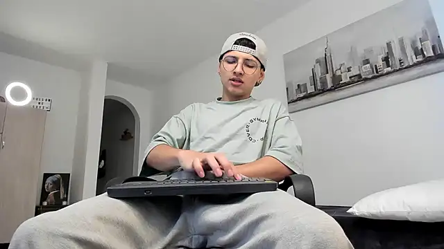 Snapshot of a_lejandro_0_8 chatting on March 2025 09:07:02 PM a lejandro 0 8 online show from March 2025 09:07:02 PM