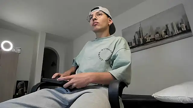 Snapshot of a_lejandro_0_8 chatting on March 2025 06:21:01 AM a lejandro 0 8 online show from March 2025 06:21:01 AM