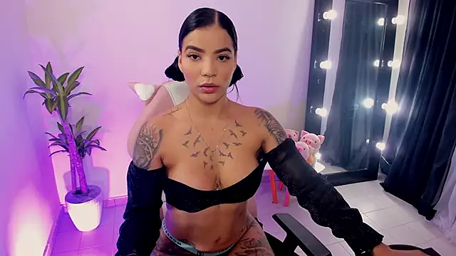 Snapshot of EmmaRusellx chatting on January 2025 10:07:02 PM EmmaRusellx online show from January 2025 10:07:02 PM